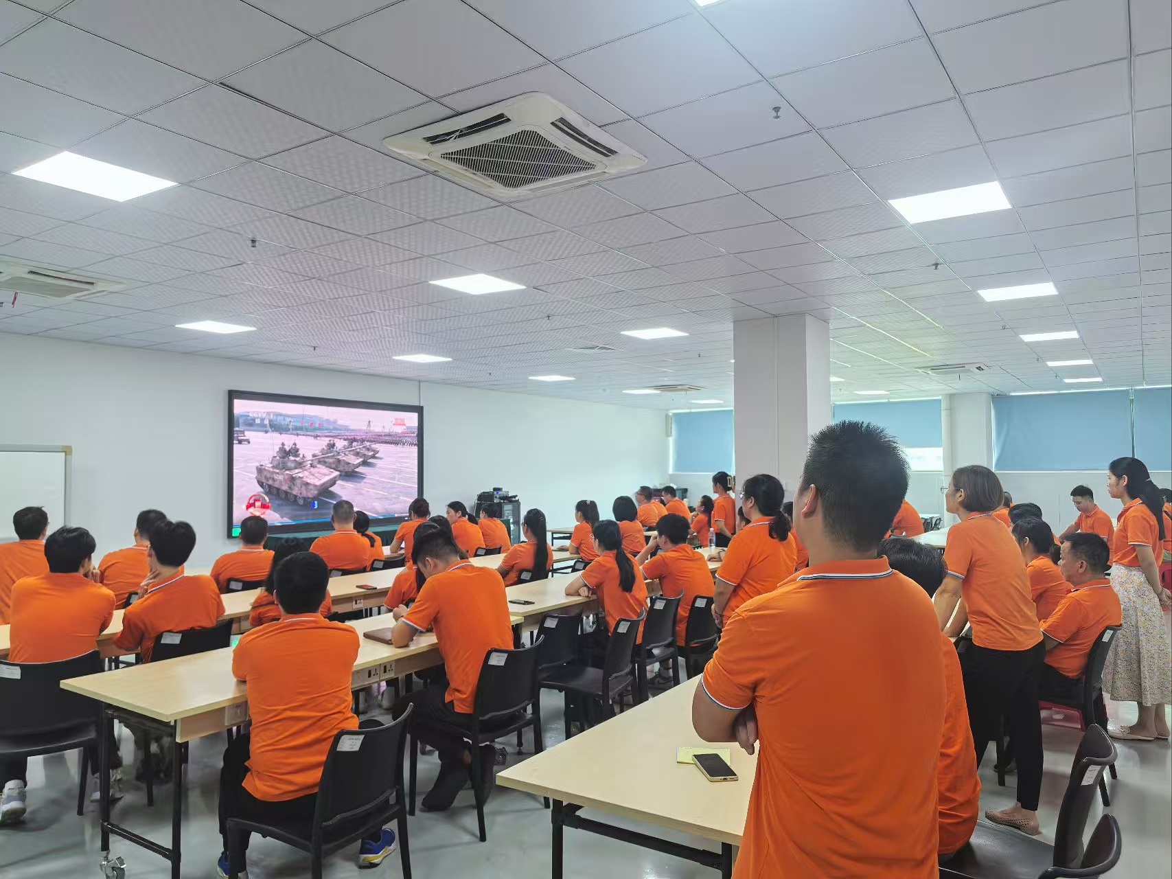 恩创科技-热血铸军魂，同心向未来——恩创员工共观阅兵仪式